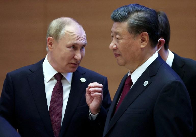 President Vladimir Putin speaks with Chinese President Xi Jinping [File: Sergey Bobylev/Sputnik via Reuters]