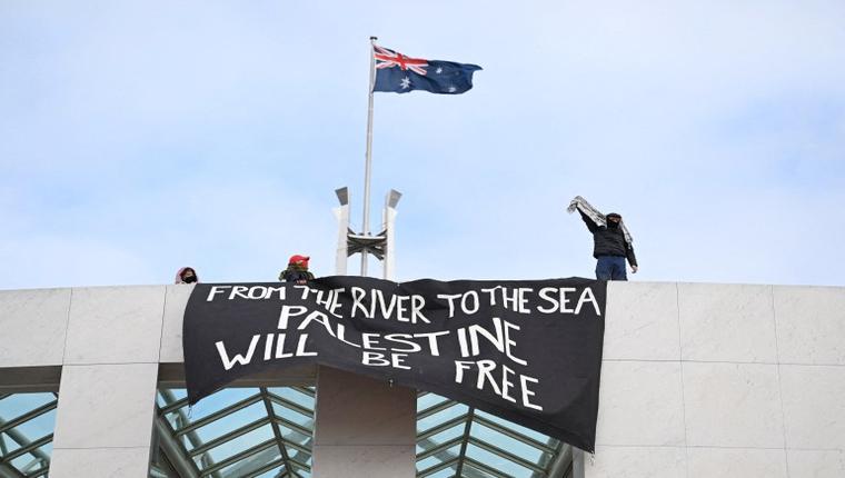 Protesters Scaling Australia’s Parliament House for Palestine Cause